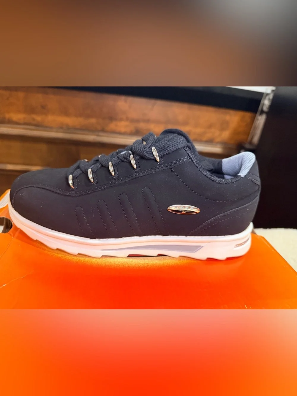 988. NIB SIZE M/7-W/8.5  Navy and White Men's Athletic Low-Top Sneaker
